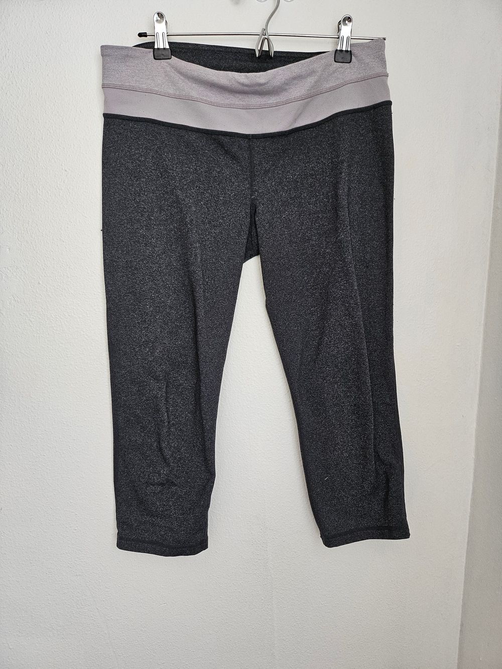 Lululemon Gray Capris with Light Gray Waistband - Comfortable Sz 10 workout wear
